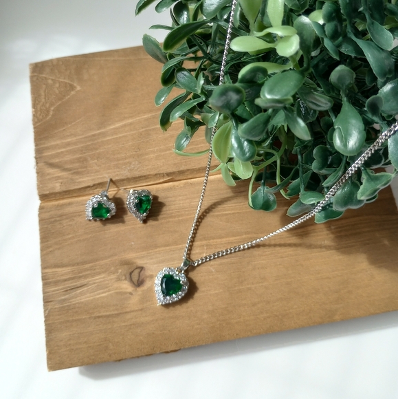 Elegant Silver and Green Heart Necklace - Picture 15 of 17